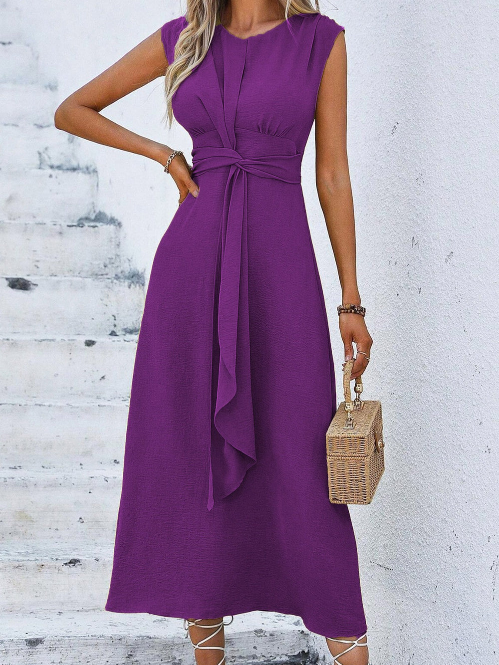Eva | Elegant sleeveless dress with adjustable waist